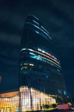 Şehir merkezinde gece vakti yakalanışı. Bakü, Azerbaycan.