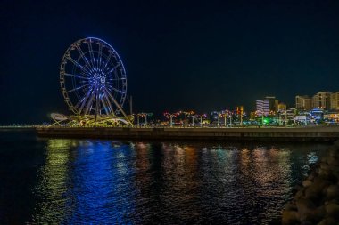 Dönme dolabın ışıklandırılmış ışıkları. Bakü, Azerbaycan.