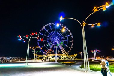 Dönme dolabın ışıklandırılmış ışıkları. Bakü, Azerbaycan.
