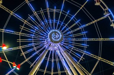 Dönme dolabın ışıklandırılmış ışıkları. Bakü, Azerbaycan.