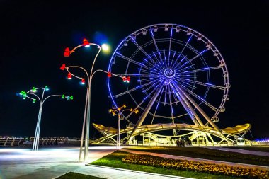 Dönme dolabın ışıklandırılmış ışıkları. Bakü, Azerbaycan.