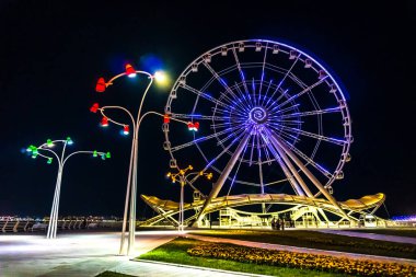 Dönme dolabın ışıklandırılmış ışıkları. Bakü, Azerbaycan.