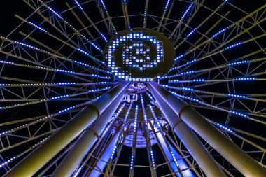 Dönme dolabın ışıklandırılmış ışıkları. Bakü, Azerbaycan.