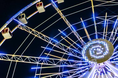 Dönme dolabın ışıklandırılmış ışıkları. Bakü, Azerbaycan.