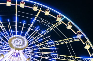 Dönme dolabın ışıklandırılmış ışıkları. Bakü, Azerbaycan.