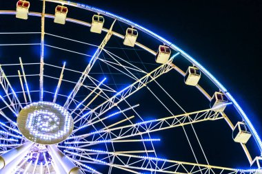 Dönme dolabın ışıklandırılmış ışıkları. Bakü, Azerbaycan.