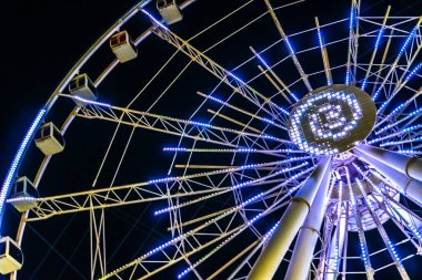 Dönme dolabın ışıklandırılmış ışıkları. Bakü, Azerbaycan.