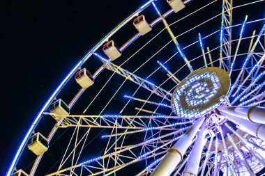 Dönme dolabın ışıklandırılmış ışıkları. Bakü, Azerbaycan.