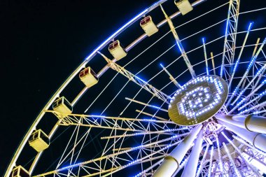 Dönme dolabın ışıklandırılmış ışıkları. Bakü, Azerbaycan.