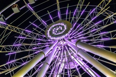 Dönme dolabın ışıklandırılmış ışıkları. Bakü, Azerbaycan.