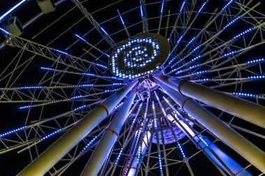 Dönme dolabın ışıklandırılmış ışıkları. Bakü, Azerbaycan.