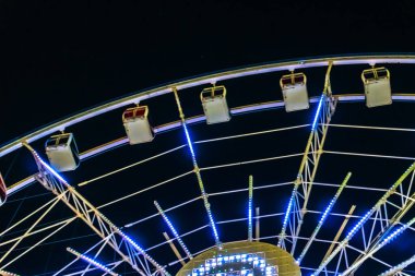 Dönme dolabın ışıklandırılmış ışıkları. Bakü, Azerbaycan.