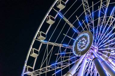 Dönme dolabın ışıklandırılmış ışıkları. Bakü, Azerbaycan.