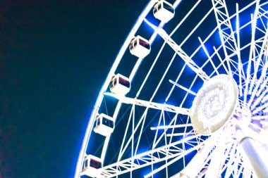 Dönme dolabın ışıklandırılmış ışıkları. Bakü, Azerbaycan.