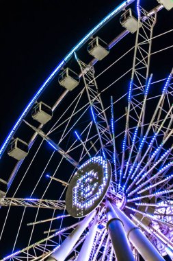 Dönme dolabın ışıklandırılmış ışıkları. Bakü, Azerbaycan.