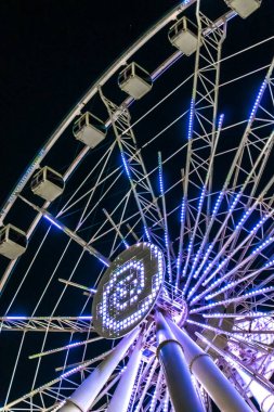 Dönme dolabın ışıklandırılmış ışıkları. Bakü, Azerbaycan.