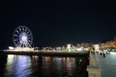Dönme dolabın ışıklandırılmış ışıkları. Bakü, Azerbaycan.