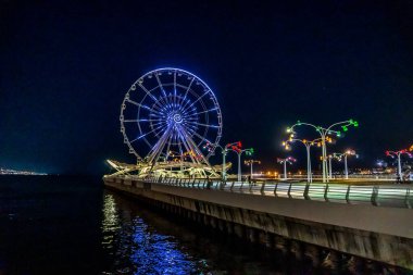Dönme dolabın ışıklandırılmış ışıkları. Bakü, Azerbaycan.