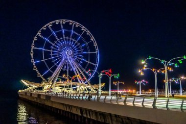 Dönme dolabın ışıklandırılmış ışıkları. Bakü, Azerbaycan.