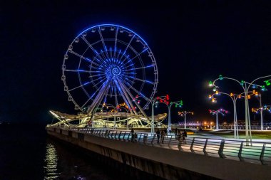 Dönme dolabın ışıklandırılmış ışıkları. Bakü, Azerbaycan.
