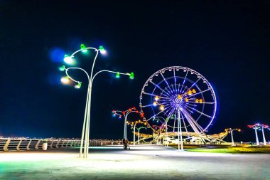 Dönme dolabın ışıklandırılmış ışıkları. Bakü, Azerbaycan.