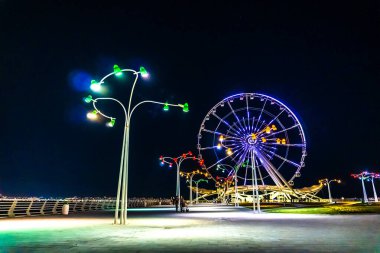 Dönme dolabın ışıklandırılmış ışıkları. Bakü, Azerbaycan.
