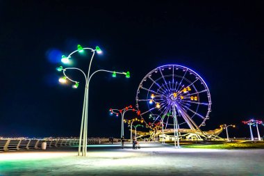 Dönme dolabın ışıklandırılmış ışıkları. Bakü, Azerbaycan.