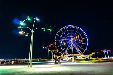 Dönme dolabın ışıklandırılmış ışıkları. Bakü, Azerbaycan.