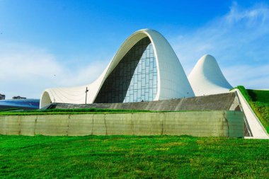 Bakü, Azerbaycan 'daki Heydar Aliyev Merkezi.