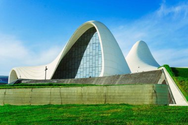 Bakü, Azerbaycan 'daki Heydar Aliyev Merkezi.