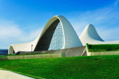 Bakü, Azerbaycan 'daki Heydar Aliyev Merkezi.