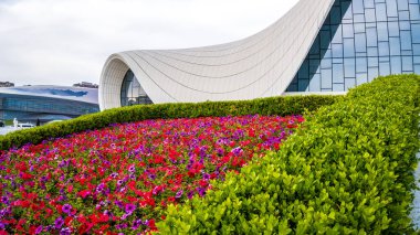 Heydar Aliyev Merkezi, Azerbaycan 'ın Bakü kentinde çok ünlü bir turizm merkezi.