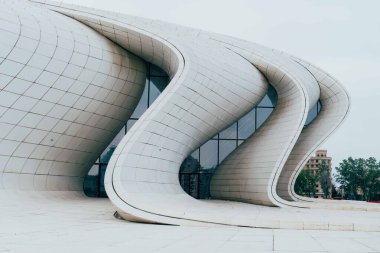 Heydar Aliyev Merkezi, Azerbaycan 'ın Bakü kentinde çok ünlü bir turizm merkezi.