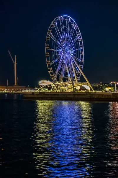 Dönme dolabın ışıklandırılmış ışıkları. Bakü, Azerbaycan.