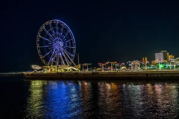 Dönme dolabın ışıklandırılmış ışıkları. Bakü, Azerbaycan.