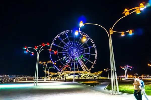 Dönme dolabın ışıklandırılmış ışıkları. Bakü, Azerbaycan.