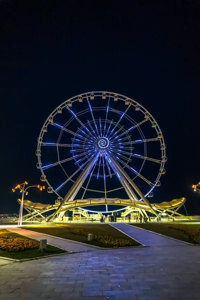 Dönme dolabın ışıklandırılmış ışıkları. Bakü, Azerbaycan.