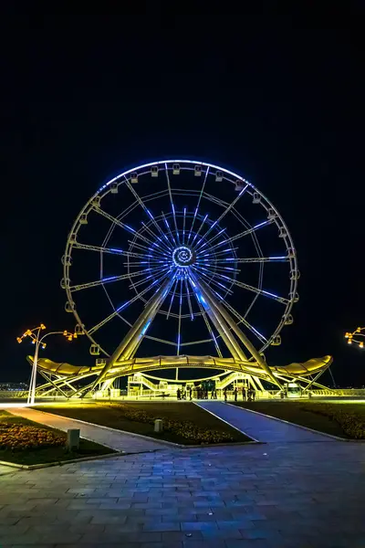 Dönme dolabın ışıklandırılmış ışıkları. Bakü, Azerbaycan.