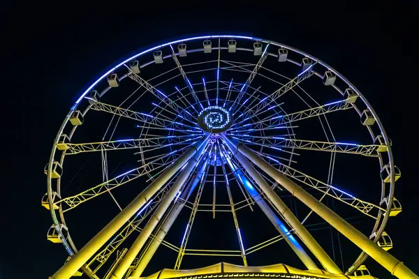 Dönme dolabın ışıklandırılmış ışıkları. Bakü, Azerbaycan.