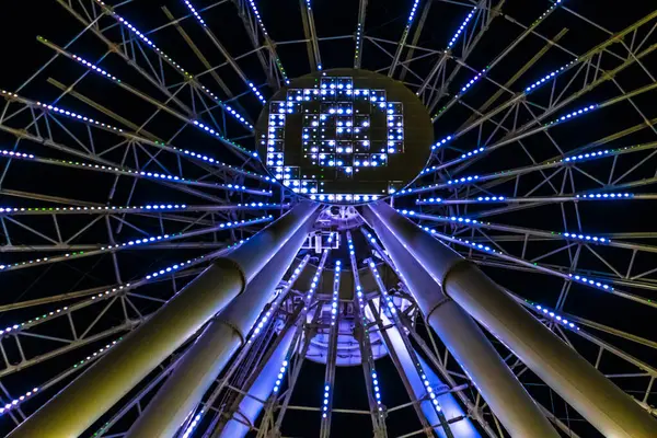 Dönme dolabın ışıklandırılmış ışıkları. Bakü, Azerbaycan.