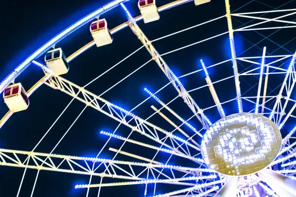 Dönme dolabın ışıklandırılmış ışıkları. Bakü, Azerbaycan.