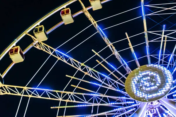 Dönme dolabın ışıklandırılmış ışıkları. Bakü, Azerbaycan.