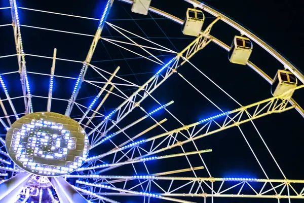 Dönme dolabın ışıklandırılmış ışıkları. Bakü, Azerbaycan.