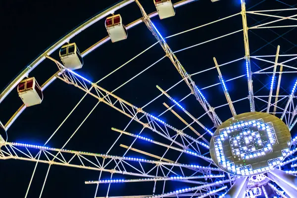 Dönme dolabın ışıklandırılmış ışıkları. Bakü, Azerbaycan.