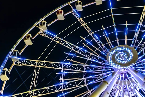 Dönme dolabın ışıklandırılmış ışıkları. Bakü, Azerbaycan.