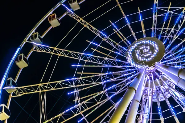 Dönme dolabın ışıklandırılmış ışıkları. Bakü, Azerbaycan.