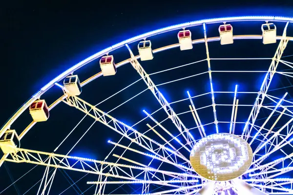 Dönme dolabın ışıklandırılmış ışıkları. Bakü, Azerbaycan.