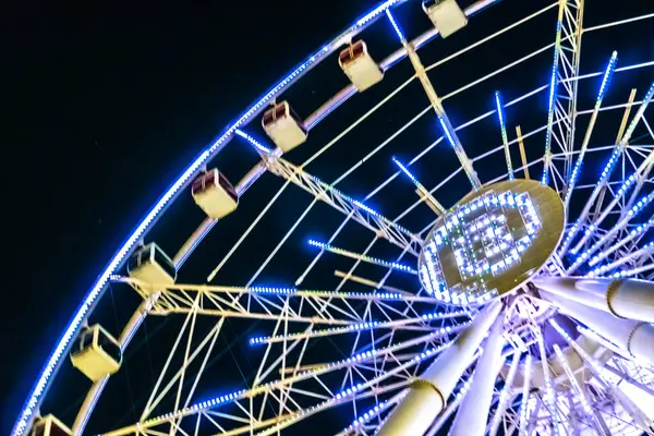 Dönme dolabın ışıklandırılmış ışıkları. Bakü, Azerbaycan.