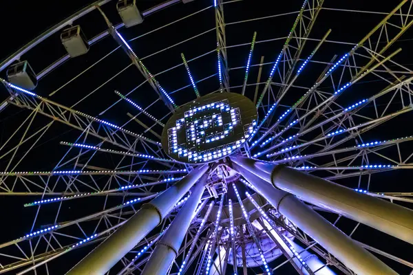 Dönme dolabın ışıklandırılmış ışıkları. Bakü, Azerbaycan.