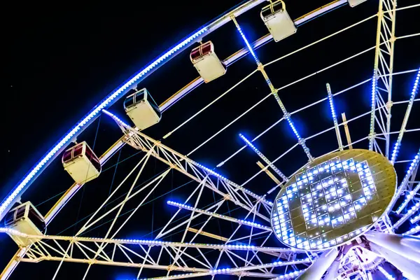 Dönme dolabın ışıklandırılmış ışıkları. Bakü, Azerbaycan.